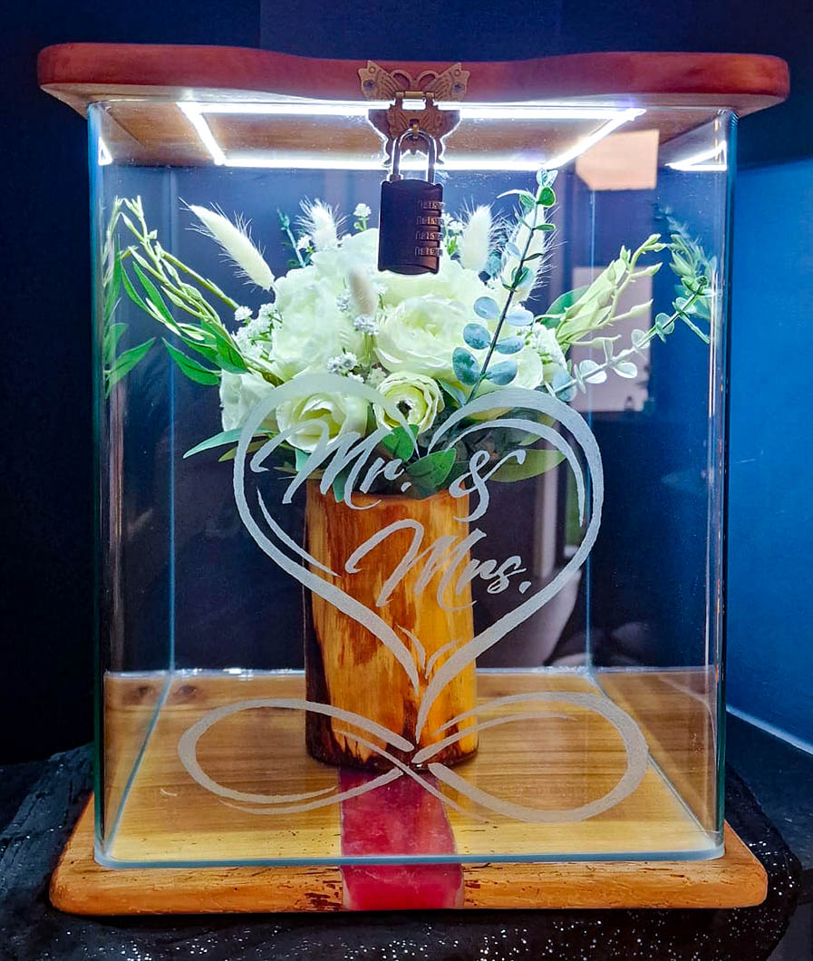 Boîte à bouquet en merisier avec vase en pommier, rivière d’époxy rose et gravure “Mr. & Mrs.” sur verre.
