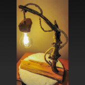 Quand la lumière s’allume, le bois s’éveille. Lampe en bois de pommier avec ampoule LED allumée, diffusant une lumière chaude.