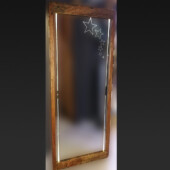 Du bois ancien, une lumière douce, et cinq étoiles gravées. Miroir rectangulaire avec cadre en teck recyclé et gravure de six étoiles rétroéclairées par LED intégrées.