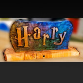 Une création inspirée, entre artisanat et magie. Lampe artisanale en bois de pommier et résine colorée, inscription “Harry” sculptée dans la mati